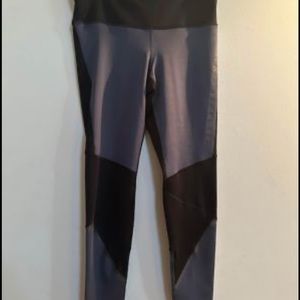 Women’s Under Armour Cold Gear Compression leggings. Size Large. Blue/Black